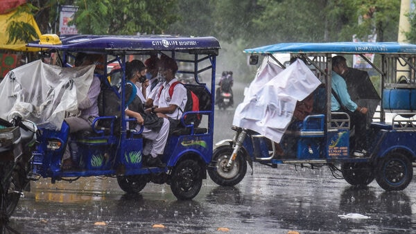 ১২ মে: ওড়িশা এবং পশ্চিমবঙ্গের উপকূলীয় এলাকায় কিছু জায়গায় হালকা থেকে মাঝারি বৃষ্টিপাত এবং বিচ্ছিন্ন জায়গায় ভারী বৃষ্টিপাতের সম্ভাবনা রয়েছে। (ছবিটি প্রতীকী, সৌজন্যে পিটিআই)