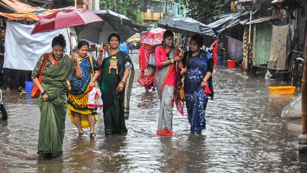 ১০ মে (মঙ্গলবার) থেকে ১২ মে (বৃহস্পতিবার): হাওড়া, পূর্ব মেদিনীপুর, উত্তর ২৪ পরগনা, দক্ষিণ ২৪ পরগনা এবং নদিয়ায় ভারী বৃষ্টিপাতের (৭০ থেকে ১১০ মিলিমিটার) পূর্বাভাস দেওয়া হয়েছে। (ছবি সৌজন্যে পিটিআই)