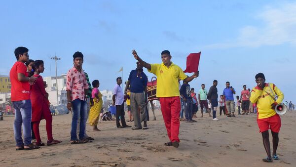 আপাতত কাকিনাড়ার দক্ষিণ-পূর্বে ৩৬০ কিলোমিটার. বিশানাপত্তনমের দক্ষিণ ও দক্ষিণ-পূর্বে ৩৭০ কিলোমিটার, গোপালপুরের দক্ষিণে ৫২০ কিলোমিটার এবং পুরীর দক্ষিণ ও দক্ষিণ-পশ্চিমে ৫৯০ কিলোমিটার দূরে অবস্থান করছে অশনি। (ছবি সৌজন্যে পিটিআই)