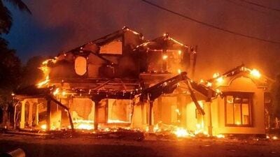कुरुनेगला शहरातील महिंद्रा राजपक्षे यांचे आणि जॉन्स्टर फर्नांडो यांच्या कार्यालय आणि घराला आग लावण्यात आली आहे. याशिवाय जाळपोळीत १० पेक्षा जास्त गाड्या आगीच्या भक्ष्यस्थानी पडून खाक झाल्या आहेत.