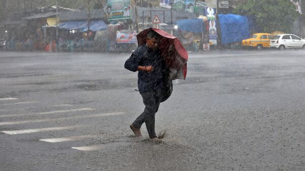 শনিবারও কলকাতার বৃষ্টি ভাগ্যে বিশেষ পরিবর্তন আসবে না। বরং কলকাতার দু'একটি জায়গায় বজ্রবিদ্যুৎ-সহ বিক্ষিপ্তভাবে হালকা থেকে মাঝারি বর্ষণ হতে পারে। (ছবি সৌজন্যে রয়টার্স)