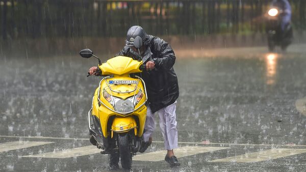 শুক্রবার উত্তরবঙ্গের কোথায় বৃষ্টি: জলপাইগুড়ি, আলিপুরদুয়ার এবং কোচবিহারের কয়েকটি জায়গায় ভারী বৃষ্টি (৭০ থেকে ১১০ মিলিমিটার) হবে। বাকি পাঁচ জেলার দু'একটি জায়গায় বিক্ষিপ্তভাবে বজ্রবিদ্যুৎ-সহ বৃষ্টি হতে পারে। (ছবিটি প্রতীকী, সৌজন্যে পিটিআই)