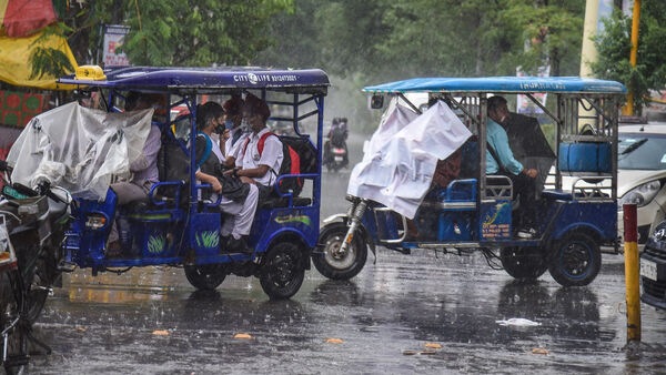 বঙ্গোপসাগরের পশ্চিম ও উত্তর-পশ্চিম দিকে এগোচ্ছে অশনি। বারবার বাঁক নেওয়ায় এই ঘূর্ণিঝড়ের শক্তিক্ষয় হবে বলে জানিয়েছে মৌসম ভবন। ওড়িশার চব্বি উপকূলের দিকে বাঁক নিয়ে আগামী ২৪ ঘণ্টায় আরও শক্তি হারিয়ে সাধারণ ঘূর্ণিঝড়ে পরিণত হতে পারে অশনি। মৌসম ভবনের শেষ আপডেট অনুযায়ী, গত রাত সাড়ে ১১টা নাগাদ অন্ধ্র উপকূল থেকে মাত্র ৩৩০ কিমি দূরে অবস্থান করছিল ঘূর্ণিঝড় অশনি। আজকে এই ঝড়ের দিক পরিবর্তন করার কথা রয়েছে। (ছবিটি প্রতীকী, সৌজন্যে পিটিআই)