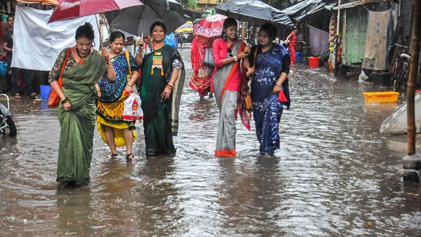 ভারতীয় মৌসম ভবনের তরফে জানানো হয়েছে, পশ্চিমবঙ্গ উপকূল বরাবর ঘণ্টায় ৪০-৫০ কিলোমিটারে ঝোড়ো হাওয়া বইতে পারে। ঘণ্টায় দমকা হাওয়ার বেগ কখনও কখনও ৬০ কিলোমিটারে পৌঁছে যেতে পারে। (ছবি সৌজন্যে পিটিআই)