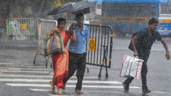 ১৩ মে গাঙ্গেও পশ্চিমবঙ্গে হাল্কা থেকে মাঝারি বৃষ্টির পূর্বাভাস দিয়েছে আলিপুর আবহাওয়া দফতর। ভারী বৃষ্টিপাতের হলুদ সতর্কতা জারি হয়েছে হাওড়া, নদিয়া, পূর্ব মেদিনীপুর, উত্তর ও দক্ষিণ ২৪ পরগনায়। এই জেলার কিছু কিছু জায়গায় ৭ থেকে ১১ সেন্টিমিটার বৃষ্টি হতে পারে। এই সময়কালে পশ্চিমবঙ্গ উপকূল বরাবর ঘণ্টায় ৪০-৫০ কিলোমিটারে ঝোড়ো হাওয়া বইতে পারে। ঘণ্টায় দমকা হাওয়ার বেগ কখনও কখনও ৬০ কিলোমিটারে পৌঁছে যেতে পারে। (PTI)