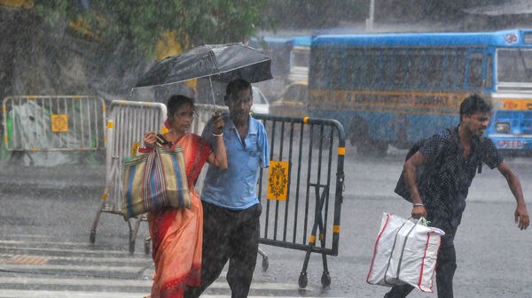 মঙ্গলবার আলিপুর আবহাওয়া অফিসের তরফে জানানো হয়েছে, বঙ্গোপসাগরে ঘূর্ণিঝড় তৈরি হওয়ায় উত্তরবঙ্গের পরিমণ্ডলে প্রচুর পরিমাণে দখিনা বাতাস ঢুকছে। তার প্রভাবেই উত্তরবঙ্গের পাঁচ জেলায় (দার্জিলিং, জলপাইগুড়ি, কালিম্পং, আলিপুরদুয়ার এবং কোচবিহার) বৃষ্টি হবে। (ছবিটি প্রতীকী, সৌজন্যে পিটিআই)