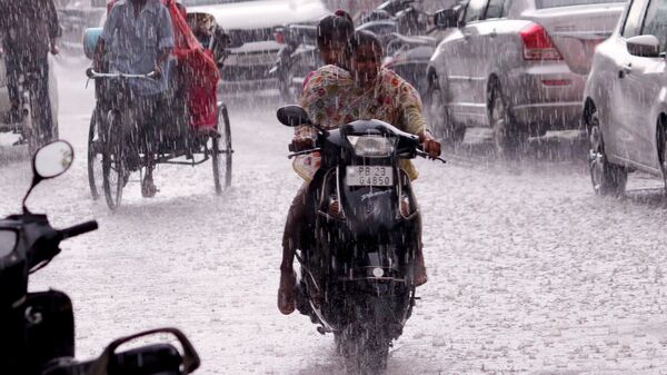 শনিবার (১৩ মে): সেদিন আলিপুরদুয়ার এবং কোচবিহারে বৃষ্টির দাপট বেশি থাকবে। দুই জেলার দু'একটি জায়গায় ভারী থেকে অতি ভারী বৃষ্টি (৭০ থেকে ২০০ মিলিমিটার) হবে। দার্জিলিং, জলপাইগুড়ি এবং কালিম্পঙে ভারী বৃষ্টি (৭০ থেকে ১১০ মিলিমিটার) হতে পারে। (ছবিটি প্রতীকী, সৌজন্যে এএনআই)