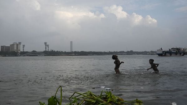 আবহাওয়া অফিস: আজ (বুধবার) গাঙ্গেয় পশ্চিমবঙ্গের পাঁচ জেলায় (পূর্ব মেদিনীপুর, পশ্চিম মেদিনীপুর, উত্তর ২৪ পরগনা, দক্ষিণ ২৪ পরগনা এবং নদিয়া) বিক্ষিপ্তভাবে কয়েকটি জায়গায় ভারী বৃষ্টি (৭০ মিলিমিটার থেকে ১১০ মিলিমিটার) হতে পারে। তবে লাগাতার বর্ষণ হবে না। (ছবি সৌজন্যে এএফপি)