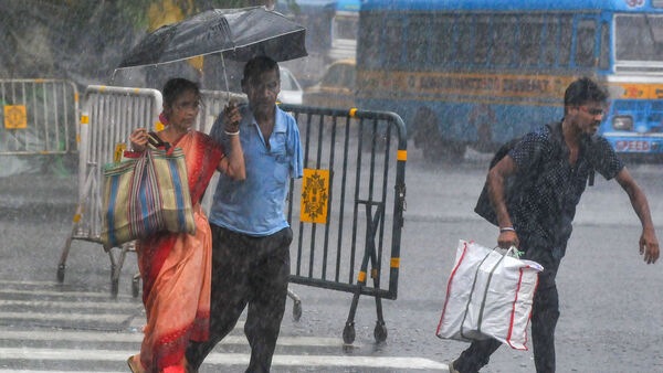 শনিবার উত্তরবঙ্গের কোথায় বৃষ্টি: শুক্রবারের মতো শনিবারও জলপাইগুড়ি, আলিপুরদুয়ার এবং কোচবিহারে বৃষ্টি বেশি হবে। কয়েকটি জায়গায় ভারী বৃষ্টি (৭০ থেকে ১১০ মিলিমিটার) হতে পারে। বাকি পাঁচ জেলার দু'একটি জায়গায় বিক্ষিপ্তভাবে বজ্রবিদ্যুৎ-সহ বৃষ্টিপাতের সম্ভাবনা আছে। (ছবিটি প্রতীকী, সৌজন্যে পিটিআই)