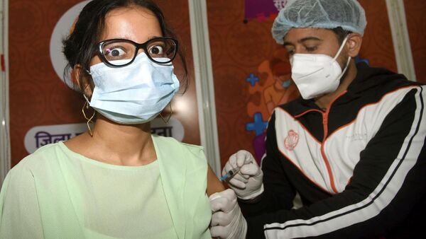 টিকাকরণ: বুধবার টিকা নিয়েছেন ১৪.৮৫ লক্ষ মানুষ। (ছবিটি প্রতীকী, সৌজন্যে সন্তোষ কুমার/হিন্দুস্তান টাইমস) (HT Photo)