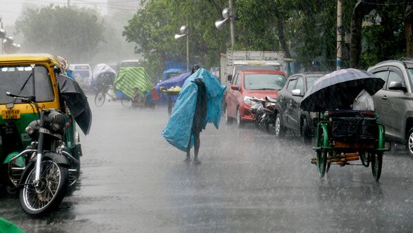 আগামী কয়েকটি দিন বেশি বৃষ্টি হবে উত্তরবঙ্গের জেলাগুলোতে৷ দক্ষিণ ও দক্ষিণ পশ্চিম দিক থেকে জলীয় বাষ্পপূর্ণ প্রচুর বাতাস প্রবেশ করছে। এর ফলে উত্তরবঙ্গের সব জেলাতে ১৫ মে পর্যন্ত মাঝারি বৃষ্টি হবে। এর মধ্যে দার্জিলিং, জলপাইগুড়ি, কালিম্পং ,আলিপুরদুয়ার, কোচবিহারে ভারী থেকে অতি ভারী বৃষ্টি হবে। (ছবিটি প্রতীকী, সৌজন্যে এএনআই) আগামী কয়েকটি দিন বেশি বৃষ্টি হবে উত্তরবঙ্গের জেলাগুলোতে৷ দক্ষিণ ও দক্ষিণ পশ্চিম দিক থেকে জলীয় বাষ্পপূর্ণ প্রচুর বাতাস প্রবেশ করছে। এর ফলে উত্তরবঙ্গের সব জেলাতে ১৫ মে পর্যন্ত মাঝারি বৃষ্টি হবে। এর মধ্যে দার্জিলিং, জলপাইগুড়ি, কালিম্পং ,আলিপুরদুয়ার, কোচবিহারে ভারী থেকে অতি ভারী বৃষ্টি হবে। (ছবিটি প্রতীকী, সৌজন্যে এএনআই)