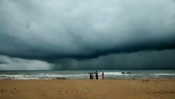 বর্তমানে ভারত মহাসাগরে অবস্থিত কোকোজ আইল্যান্ডের খুব কাছে রয়েছে এই ঘূর্ণিঝড়। সেই দ্বীপে মাত্র ৬০০ জন বসবাস করেন বলে জানা গিয়েছে। এই আবহে এই বাসিন্দারা বেশ ক্ষতির মুখে পড়তে পারেন বলে আশঙ্কা করা হচ্ছে। (ANI) বর্তমানে ভারত মহাসাগরে অবস্থিত কোকোজ আইল্যান্ডের খুব কাছে রয়েছে এই ঘূর্ণিঝড়। সেই দ্বীপে মাত্র ৬০০ জন বসবাস করেন বলে জানা গিয়েছে। এই আবহে এই বাসিন্দারা বেশ ক্ষতির মুখে পড়তে পারেন বলে আশঙ্কা করা হচ্ছে। (ANI)