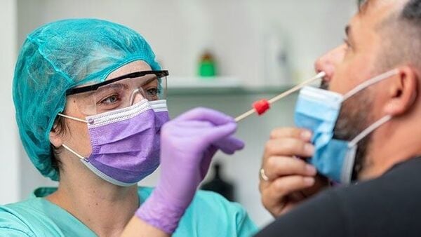 করোনায় মৃত্যু: কেন্দ্রের পরিসংখ্যান অনুযায়ী বুধবার ২৪ জনের মৃত্যু হয়েছে। ফাইল ছবি : পিটিআই (PTI)