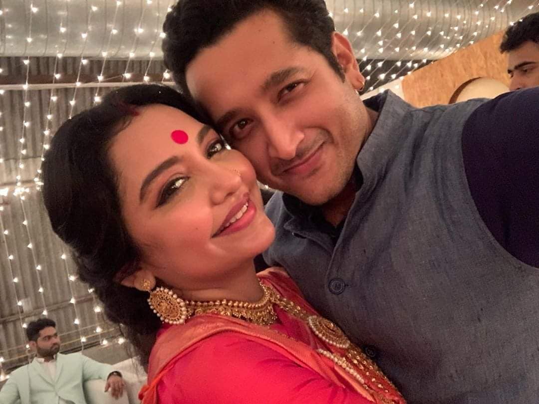 জুনের বিয়েতে পরমব্রত, পিছনে দেখা যাচ্ছে পুত্রকেও জুনের বিয়েতে পরমব্রত, পিছনে দেখা যাচ্ছে পুত্রকেও