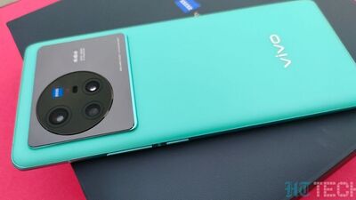 विवो एक्स ८० हा फोन अर्बन ब्लू आणि कॉस्मिक ब्लॅक शेडमध्ये आला असून या रंगात हा फोन चमकदार दिसतो. या फोनच्या मागे एक मोठअ कॅमेरा बंप देण्यात आला आहे. हा फोन दोन स्टोरेज व्हेरिएंटमध्ये उपलब्ध आहे. पहिला हा ८ जीबी + १२८ जीबी आणि १२ जीबी + २५६ जीबी या दोन मेमोरी प्रकारात हा फोन बाजारात उपलब्ध असणार आहे. पहिल्या बेस व्हेरिएंटची किंमत ही ५९ हजार ९९९ रुपये तर १२ जीबी + ३५६ जीबीची किंमत ही ६४ हजार ९९९ रुपये आहे.