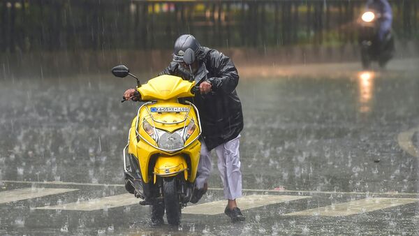 রাজস্থান থেকে অসম পর্যন্ত একটি অক্ষরেখা রয়েছে যেটি উত্তরপ্রদেশ, বিহার ও উত্তরবঙ্গের উপর দিয়ে গিয়েছে। এর ফলে উত্তরবঙ্গের সব জায়গায় আগামী পাঁচদিন হালকা থেকে মাঝারি বৃষ্টি হবে ভারী বৃষ্টি হবে শুধু আলিপুরদুয়ার ওকোচবিহারে। তাছাড়া দার্জিলিং, কালিম্পং, জলপাইগুড়িতে বিক্ষিপ্তভাবে ভারী বৃষ্টির সম্ভাবনা রয়েছে।  (ছবিটি প্রতীকী, সৌজন্যে পিটিআই)