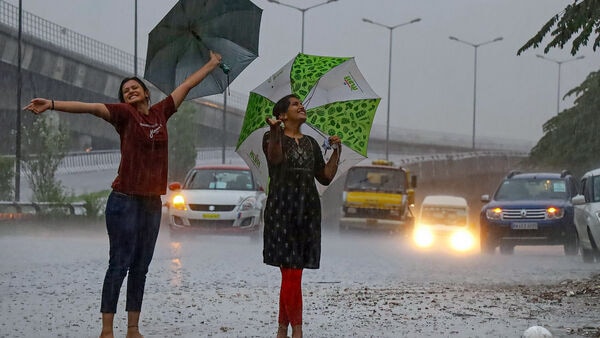 দক্ষিণবঙ্গে তাপপ্রবাহ না থাকলেও দিনে গরমের অস্বস্তি বজায় থাকবে। দিনের বেলা আকাশ মেঘলা থাকবে। সন্ধ্যার পরে বিক্ষিপ্ত বৃষ্টিতে রাতের তাপমাত্রা কমবে। আগামী দু'দিন দক্ষিণবঙ্গে বীরভূম, বাঁকুড়া, পুরুলিয়া, পশ্চিম বর্ধমান, মুর্শিদাবাদ ও নদিয়া-সহ উপকূলীয় জেলাগুলোতে ঝড়-বৃষ্টি হবে। শুক্রবার এবং শনিবার কলকাতাসহ দক্ষিণবঙ্গের সব জেলাতেই বজ্রবিদ্যুৎ সহ বৃষ্টি হবে এবং সঙ্গে ঝোড়ো হাওয়া বইবে বলে জানা গিয়েছে।  (ছবিটি প্রতীকী, সৌজন্য পিটিআই)