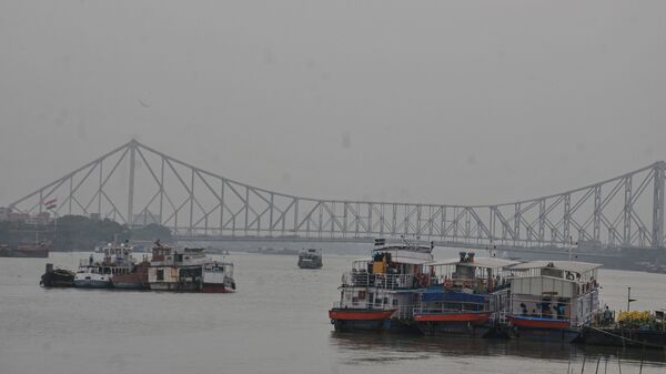 শনিবার কলকাতা ও পার্শ্ববর্তী অঞ্চলে দিনের আকাশ আংশিক মেঘলা থাকবে। সর্বোচ্চ ও সর্বনিম্ন তাপমাত্রা যথাক্রমে ৩৬ ও ২৯ ডিগ্রির কাছাকাছি ঘোরাফেরা করবে। বাতাসে আপেক্ষিক আদ্রতা বেশ থাকায় অস্বস্তি বজায় থাকবে। বৃষ্টির সময় সাময়িক স্বস্তি মিললেও এখনই যে ভ্যাপসা গরমে ভোগান্তি বাড়বে শহরবাসীর। (PTI)