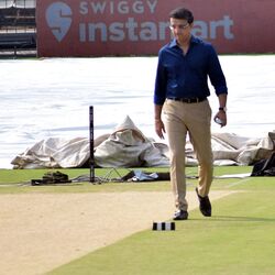 গুজরাট টাইটানস বনাম রাজস্থান রয়্যালস ম্যাচের আগে ইডেনের পিচ দেখলেন BCCI সভাপতি সৌরভ গঙ্গোপাধ্যায়  (Bibhash Lodh )