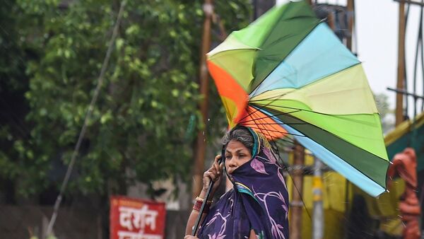 আবহাওয়া দফতর: মঙ্গলবার কলকাতা-সহ দক্ষিণবঙ্গে দিনভর আদ্রর্তাজনিত অস্বস্তি থাকবে। সেই পরিস্থিতিতে দক্ষিণবঙ্গের সব জেলায় (উত্তর ২৪ পরগনা, দক্ষিণ ২৪ পরগনা, পূর্ব মেদিনীপুর, হাওড়া, কলকাতা, হুগলি, পুরুলিয়া, ঝাড়গ্রাম, পশ্চিম মেদিনীপুর, বাঁকুড়া, পশ্চিম বর্ধমান, পূর্ব বর্ধমান, বীরভূম, মুর্শিদাবাদ এবং নদিয়া) বিক্ষিপ্তভাবে বজ্রবিদ্যুৎ-সহ বৃষ্টি হতে পারে। ঘণ্টায় ৩০-৪০ কিলোমিটার বেগে ঝোড়ো হাওয়া বইতে পারে। (ছবিটি প্রতীকী, সৌজন্যে পিটিআই)