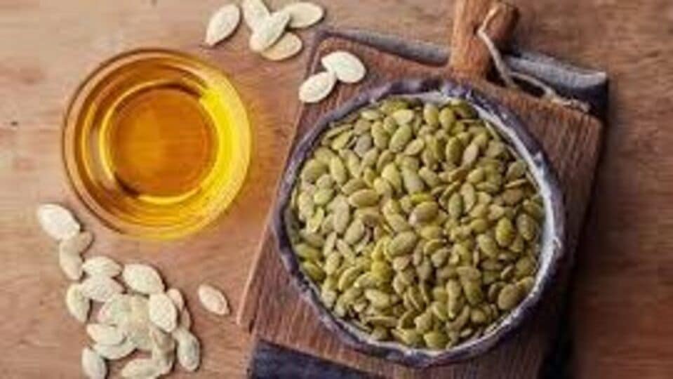 भोपळ्याच्या बिया खाणं पुरुषांसाठी फायदेशीर; या आजारांपासून होते सुटका