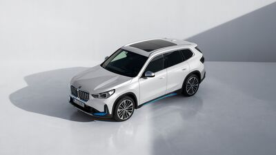 BMWनं आपल्या नव्या गाडीला जगासमोर आणलं आहे. ही गाडी iX1 electric एसयूव्ही आहे.ही गाडी आपल्या प्रतिस्पर्ध्यांना जसं की Volkswagen ID.4ला टक्कर द्यायला सज्ज झाली आहे..
