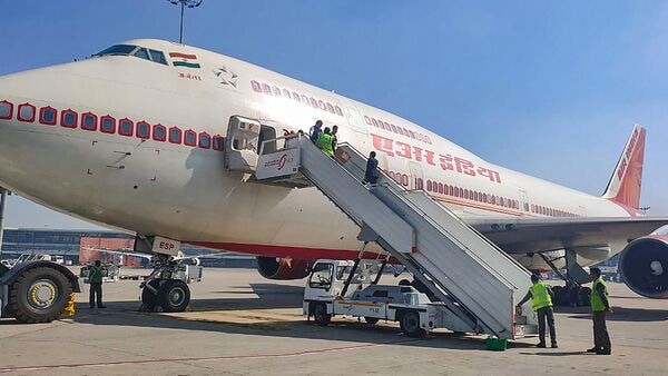 স্বেচ্ছাবসর নিতে উত্সাহ প্রদান, VRS-এর বয়স কমিয়ে টাকা বাড়াল Air India