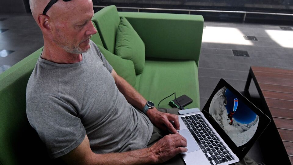 WFH लॅपटॉप मांडीवर घेऊन काम करणं आरोग्यासाठी धोकादायक; होतात हे गंभीर