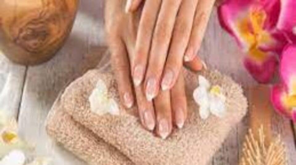 नखांची काळजी घेण्यासाठी करा फक्त इतकंच; नाही तर 'ही' चूक पडेल महागात