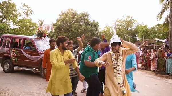 টেপর মাথায় দিয়ে মানিক চলেছে বিয়ে করতে! টেপর মাথায় দিয়ে মানিক চলেছে বিয়ে করতে!
