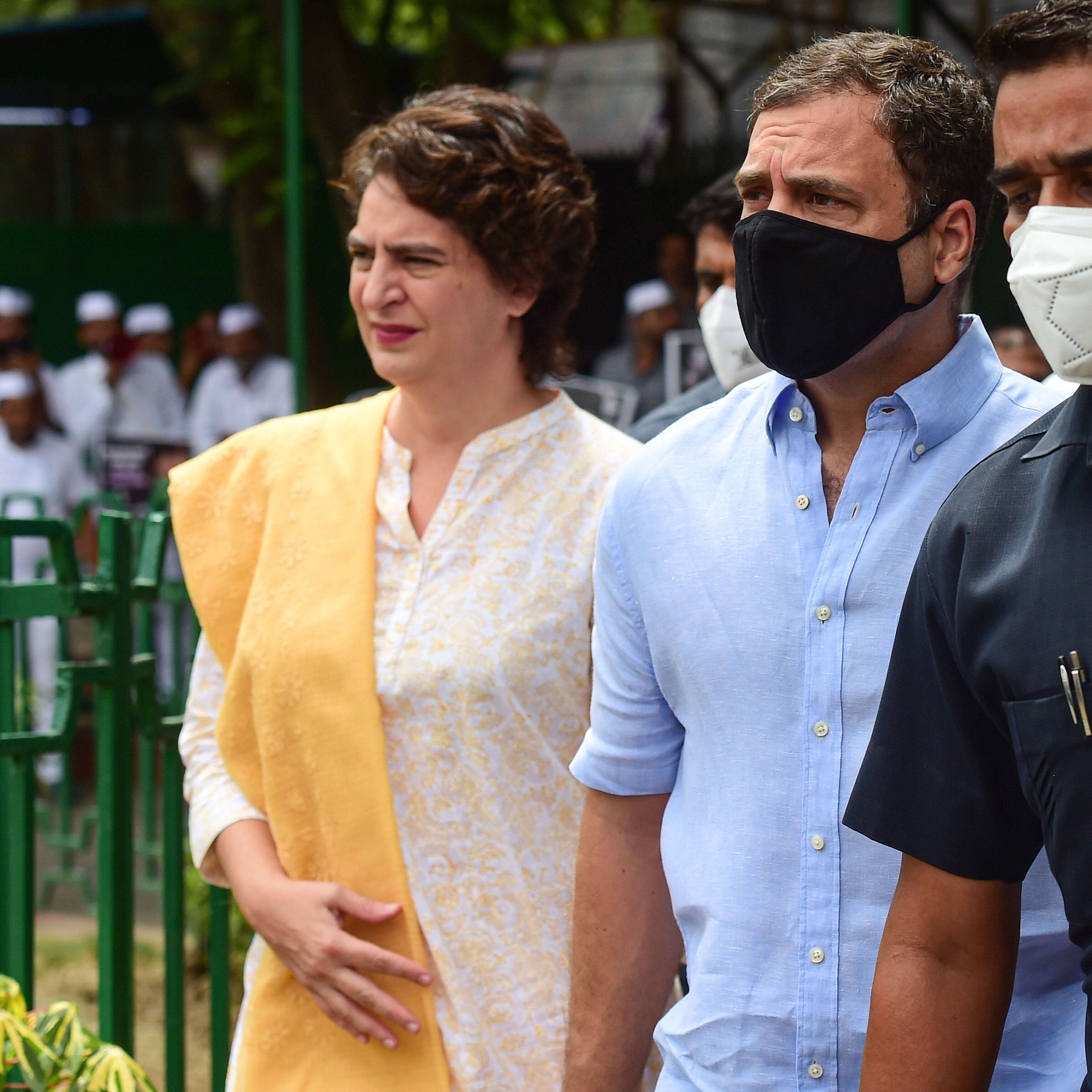 काँग्रेस नेते राहुल गांधी (Rahul Gandhi) नॅशनल हेरॉल्ड प्रकरणी (National Herald Case) चौकशीसाठी ईडी कार्यालयात पोहोचले आहेत. ते कार्यकर्ते आणि वरिष्ठ नेत्यांसोबत चालतच पक्षाच्या कार्यालापासून ईडी कार्यालात गेले. यावेळी प्रियांका गांधीही (Priyanka Gandhi) त्यांच्यासोबत होत्या.&nbsp;