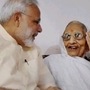 মা হীরাবেন মোদীর সঙ্গে প্রধানমন্ত্রী নরেন্দ্র মোদী।