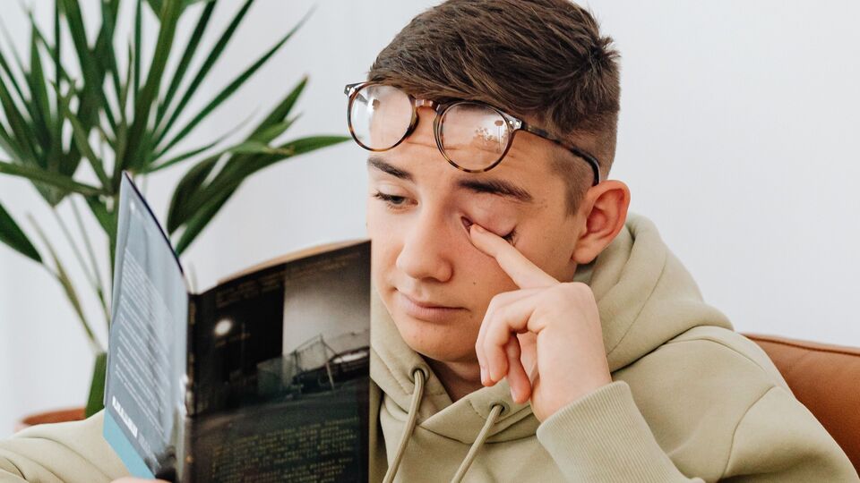 PHOTOS या सवयींमुळं निर्माण होतायंत डोळ्यांचे आजार, काय काळजी घ्याल