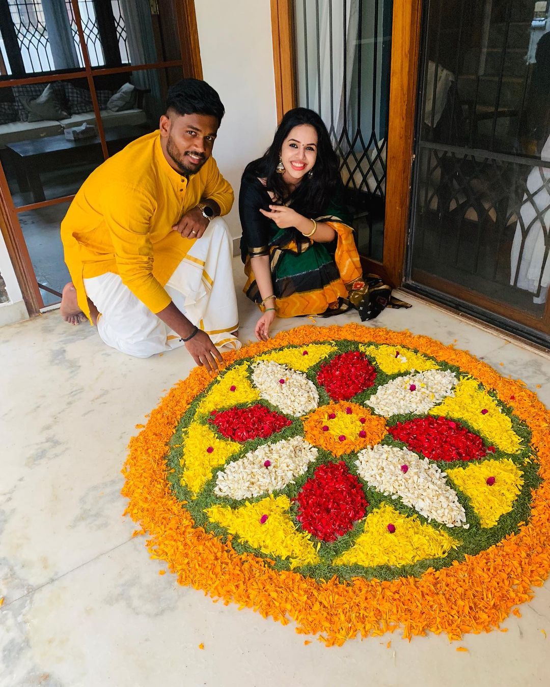 तसेच, संजू पुढे म्हणाला की, “त्या दिवसापासून मी तब्बल पाच वर्षे चारुसोबत एक फोटो पोस्ट करण्याची वाट पाहत होतो. मला दुनियेला सांगायचे होते की, मी चारुलतावर किती प्रेम करतो. आणि ती माझ्यासाठी किती खास आहे".