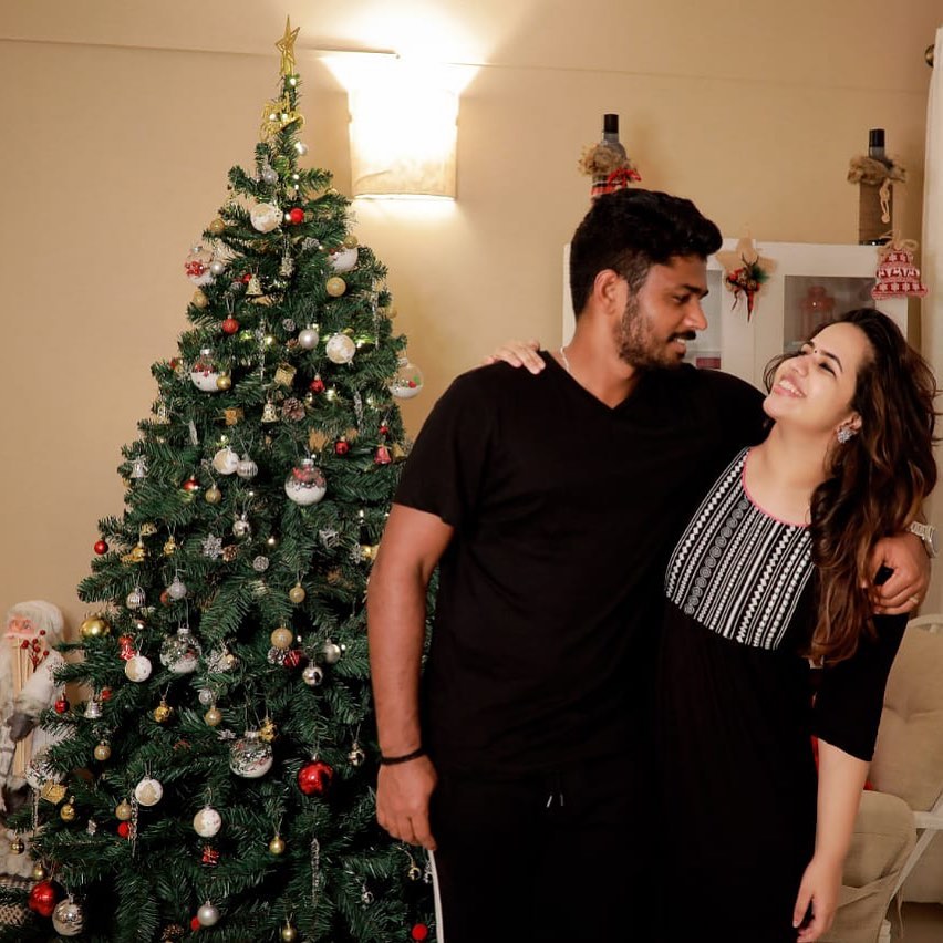 संजूने एकदा त्याच्या लव्हस्टोरी बद्दल खुलासा केला होता. त्याने सांगितले होते, "मी २२ ऑगस्ट २०१३ ला चारुलताला पहिल्यांदा मेसेज केला होता. रात्री ११:११ वाजता मी तिला hi हा मॅसेज पाठवला होता."