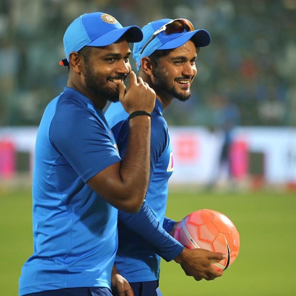 प्रथम श्रेणी क्रिकेटबद्दल बोलायचे झाले तर सॅमसनने ५५ सामन्यात ३ हजार १६२ धावा केल्या आहेत. त्याच्या नावावर १० शतके आणि १२ अर्धशतके आहेत. त्याचबरोबर संजूने लिस्ट-ए क्रिकेटमध्ये १०२ सामने खेळले आहेत. यादरम्यान त्याने २ हजार ६१० धावा केल्या आहेत. तसेच, त्याने यात १ शतक आणि १४ अर्धशतके केली आहेत.