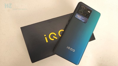 iQOO Neo 6 डिझाइनः २९, ९०० रुपये किंमतीपासून सुरू होत असलेला iQOO Neo 6 मोबाईलची डिझाइन डिसेंट आहे. याला सुंदर कलर ग्रेडियंटसह मोठा कॅमेरा हंप मिळतो आणि तो प्रीमियम दिसतो. दोन भिन्न रंगांमध्ये दिलेल्या या फोनला मॅट फिनिश मिळते आणि धुके किंवा घाण आकर्षित करत नाही. १९० ग्रॅम वजनाचा, हँडी आणि धरण्यास कम्फर्टेबल असा आहे. बिल्ड क्वालिटी देखील चांगली दिसते.
