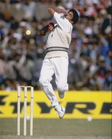 भारताचा माजी अष्टपैलू खेळाडू कपिल देव येथे दुसऱ्या स्थानावर आहेत. कपिल देव यांनी इंग्लिश संघाविरुद्ध इंग्लंडमध्ये ४३ विकेट्स घेतल्या आहेत. यादरम्यान त्याची गोलंदाजीची सरासरी ३९.१८ इतकी आहे.