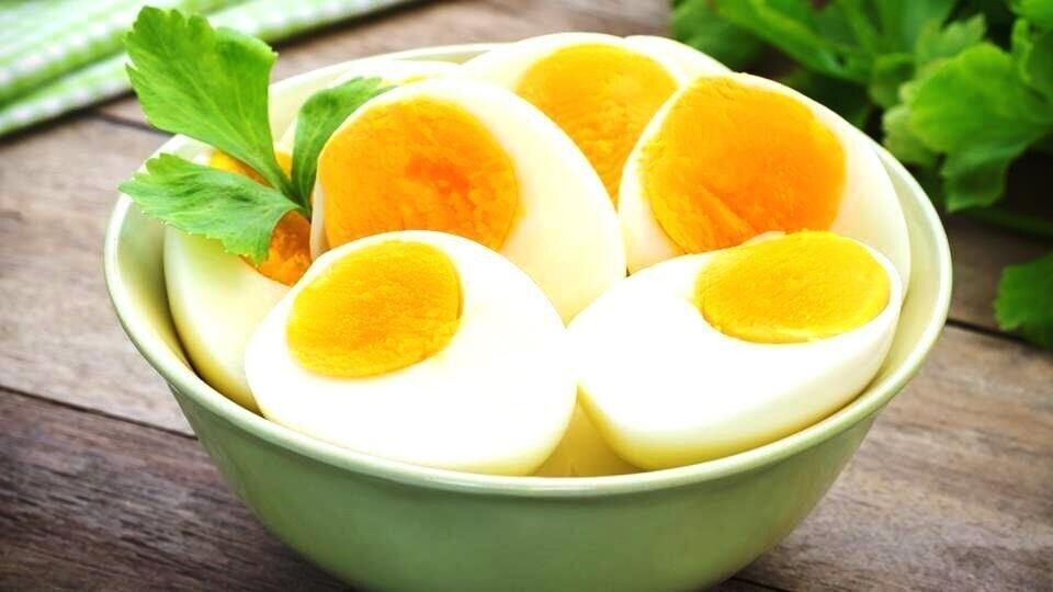 Egg Yellow Part अंड्यातील पिवळं बलक का असतं शरीरासाठी घातक?, वाचा