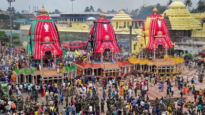 ২০২৫ রথযাত্রা কবে- আগামী বছর ২০২৫ সালে রথযাত্রা শুরু হবে ২৭ জুন। উল্টোরথ সেবার হবে ৫ জুলাই। স্নান পূর্ণিমায় ১০৮ ঘরা জলে জগন্নাথদেব, সুভদ্রাদেবী, বলরামদেবের স্নানের মধ্য দিয়ে শুরু হবে প্রথাগতভাবে এই উৎসব। এরপর চেরাপাহারা, সুনাবেশা সহ একাধিক প্রথার মধ্য দিয়ে পালিত হবে পুরীর রথযাত্রা। রথযাত্রায় মেতে উঠবে বাংলার মাহেশ থেকে ইসকনও। (এই তথ্য মান্যতা নির্ভর। এর সত্যতা যাচাই করেনি হিন্দুস্তান টাইমস বাংলা। ) (PTI) ২০২৫ রথযাত্রা কবে- আগামী বছর ২০২৫ সালে রথযাত্রা শুরু হবে ২৭ জুন। উল্টোরথ সেবার হবে ৫ জুলাই। স্নান পূর্ণিমায় ১০৮ ঘরা জলে জগন্নাথদেব, সুভদ্রাদেবী, বলরামদেবের স্নানের মধ্য দিয়ে শুরু হবে প্রথাগতভাবে এই উৎসব। এরপর চেরাপাহারা, সুনাবেশা সহ একাধিক প্রথার মধ্য দিয়ে পালিত হবে পুরীর রথযাত্রা। রথযাত্রায় মেতে উঠবে বাংলার মাহেশ থেকে ইসকনও। (এই তথ্য মান্যতা নির্ভর। এর সত্যতা যাচাই করেনি হিন্দুস্তান টাইমস বাংলা। ) (PTI)