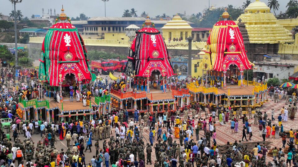 ২০২৫ রথযাত্রা কবে- আগামী বছর ২০২৫ সালে রথযাত্রা শুরু হবে ২৭ জুন। উল্টোরথ সেবার হবে ৫ জুলাই। স্নান পূর্ণিমায় ১০৮ ঘরা জলে জগন্নাথদেব, সুভদ্রাদেবী, বলরামদেবের স্নানের মধ্য দিয়ে শুরু হবে প্রথাগতভাবে এই উৎসব। এরপর চেরাপাহারা, সুনাবেশা সহ একাধিক প্রথার মধ্য দিয়ে পালিত হবে পুরীর রথযাত্রা। রথযাত্রায় মেতে উঠবে বাংলার মাহেশ থেকে ইসকনও। (এই তথ্য মান্যতা নির্ভর। এর সত্যতা যাচাই করেনি হিন্দুস্তান টাইমস বাংলা। )(PTI)
