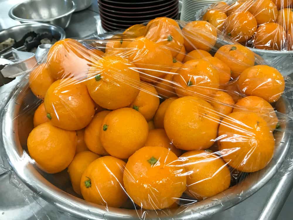 कँडी बॉक्स आणि सिगारेटच्या पॅकवर प्लॅस्टिक अस्तर लावण्यावरही आतापासून बंदी घालण्यात आली आहे. उत्पादकांनी त्यांच्यासाठी पर्यायी व्यवस्था करावी असही स्पष्टपणे सांगितलं गेलं आहे.