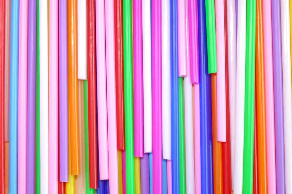 प्लॅस्टिक स्ट्रॉ इत्यादींवर आता बंदी घालण्यात आली आहे. फुगे असो वा शीतपेये, आतापासून पर्यायी मार्ग शोधावा लागणार आहे.चीनमध्येही विघटन न होणाऱ्या प्लास्टिकवर बंदी घालण्यात आली आहे.