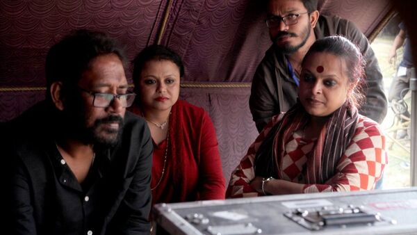 শ্যুটিং চলাকালীন পরিচালক রাজেশ দত্ত এবং ঈপ্সিতা রায় সরকার শ্যুটিং চলাকালীন পরিচালক রাজেশ দত্ত এবং ঈপ্সিতা রায় সরকার