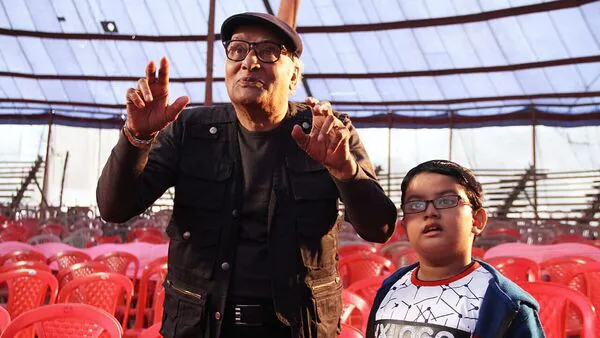 শ্যুটিং চলাকালীন পরাণ বন্দ্যোপাধ্য়ায় শ্যুটিং চলাকালীন পরাণ বন্দ্যোপাধ্য়ায়