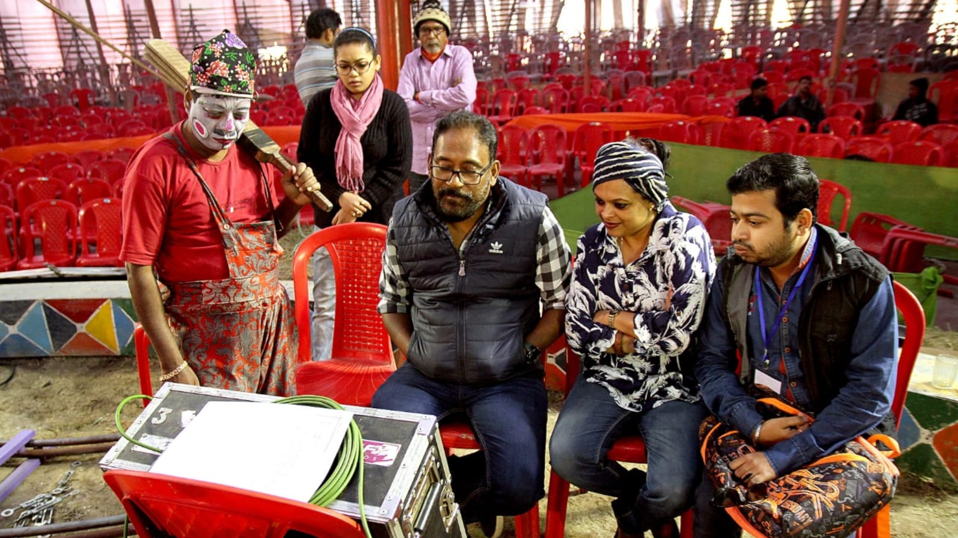 শ্যুটিং চলাকালীন পরিচালক রাজেশ দত্ত এবং ঈপ্সিতা রায় সরকার শ্যুটিং চলাকালীন পরিচালক রাজেশ দত্ত এবং ঈপ্সিতা রায় সরকার