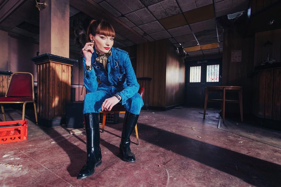 रिपोर्टनुसार २०१८ पासून एलेनॉर टॉमलिन्सन आणि जॉनी बेअरस्टो हे रिलेशनशिपमध्ये आहेत. दोघे अनेकदा एकमेकांसोबत दिसले आहेत. पण दोघेही त्यांच्या नात्याबद्दल अद्याप उघडपणे बोललेले नाहीत.