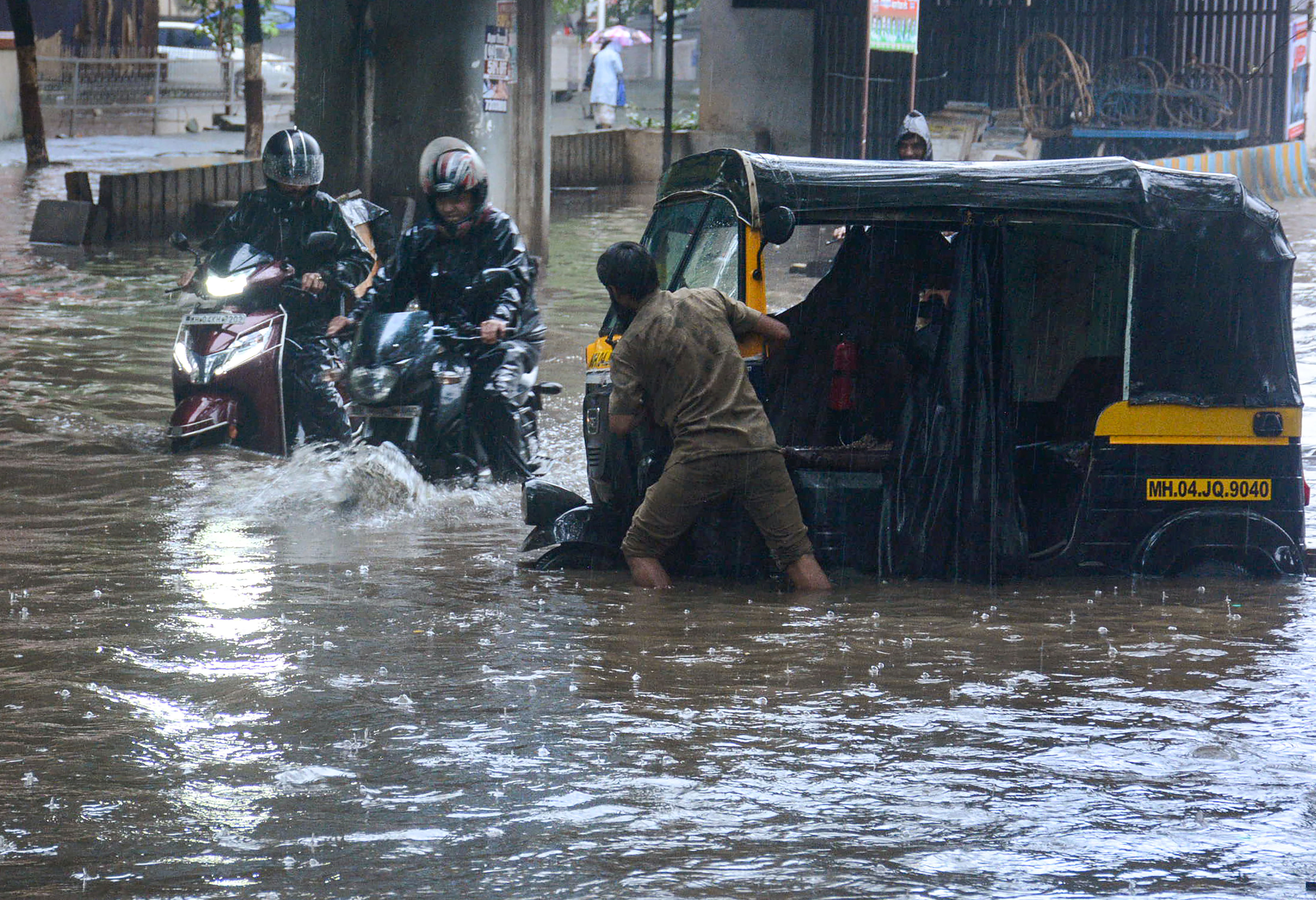 ठाण्यातसुद्धा अनेक ठिकाणी रस्त्यावर पाणी साचल्याने वाहतुकीवर परिणाम झाला आहे.&nbsp;