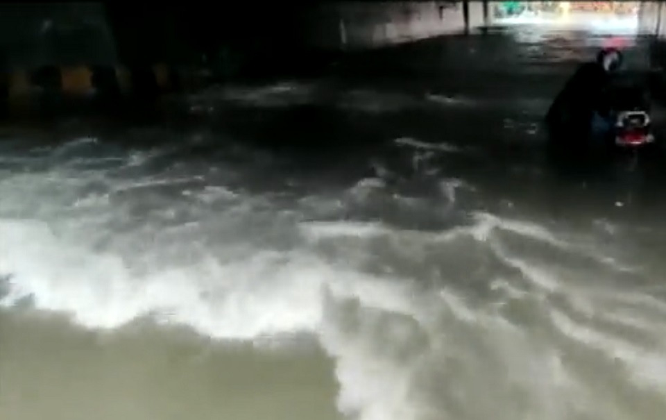 अंधेरीत पावसामुळे रस्त्यावर नद्या वाहू लागल्यासारखे पाणी वाहत आहे. अंधेरी सबवेजवळ मोठ्या प्रमाणात पाणी साचले आहे.