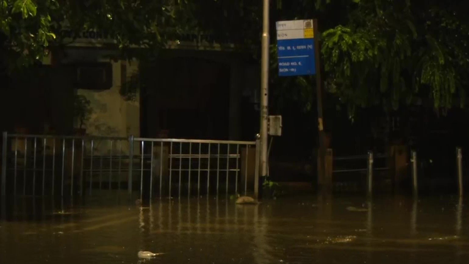 सायन भागात मुसळधार पावसाने रस्त्यावर पाणी साचलं आहे. येत्या चार दिवसात मुंबईसह कोकणाला अतिमुसळधार पावसाचा अलर्ट हवामान विभागाने दिला आहे.